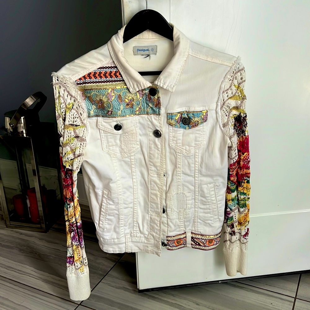 Desigual White and multicolor jeans jacket with crochet sleeves size M